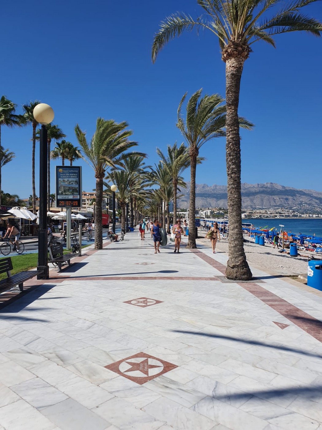 Deptak przy plaży w Albir